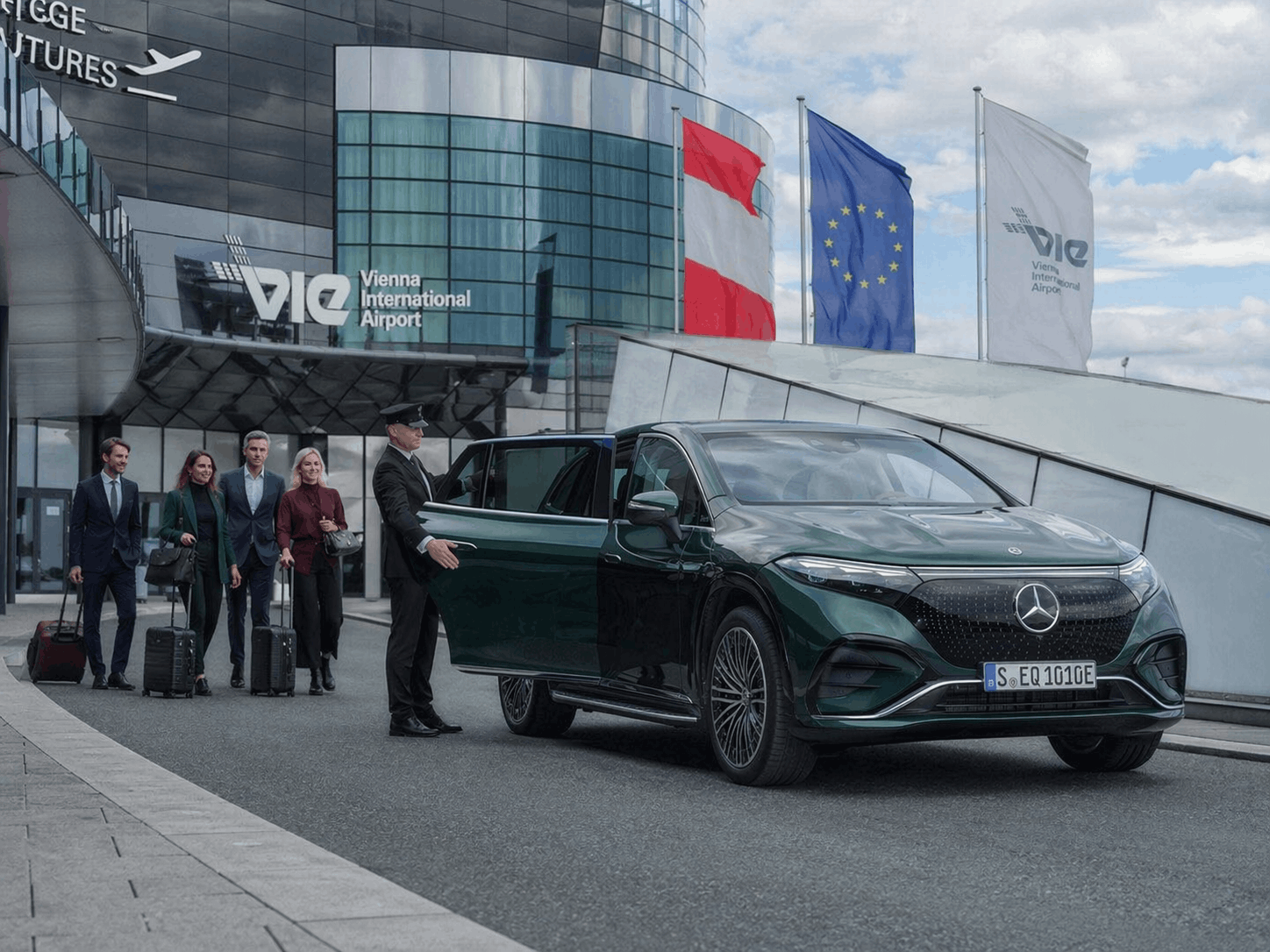 Mercedes EQS SUV перед флагами Австрии