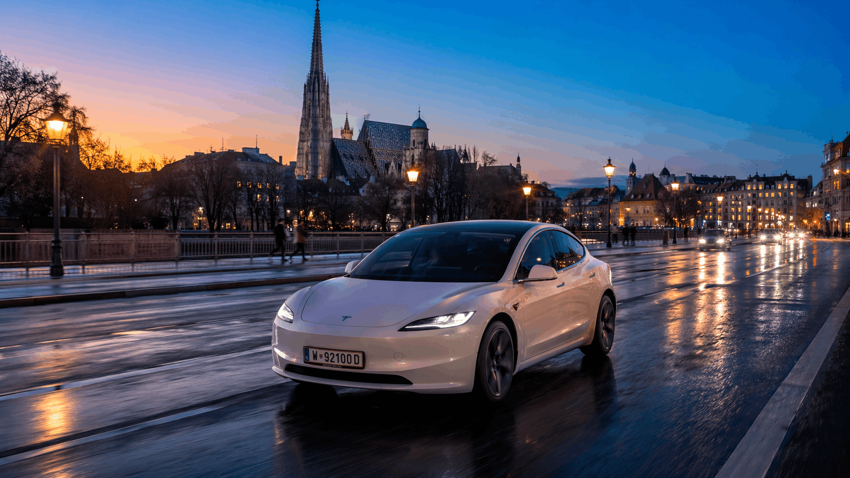 Электромобиль Tesla на фоне Вены ночью